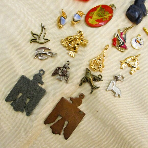 VINTAGE Bird Charm Pendant Lot ~ 19 Mixed Materials Pendant Charm Bird Variety - Picture 8 of 11